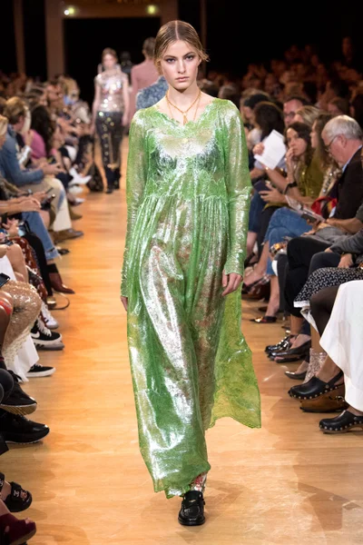 Look 18